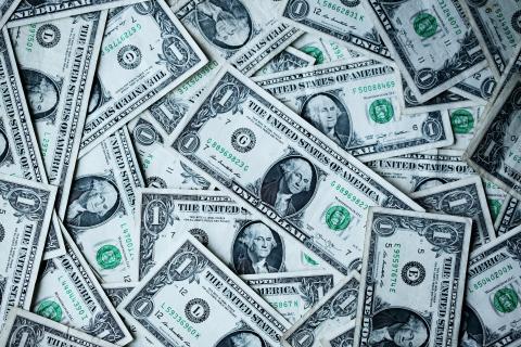 Schwacher Dollar frisst Rendite – was Anleger dagegen unternehmen können